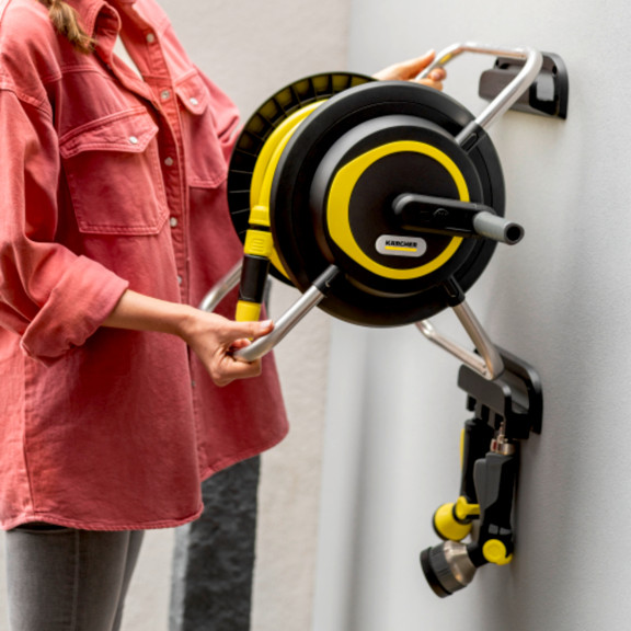 Funkce 2 v 1: nástěnný a mobilní hadicový naviják v jednom